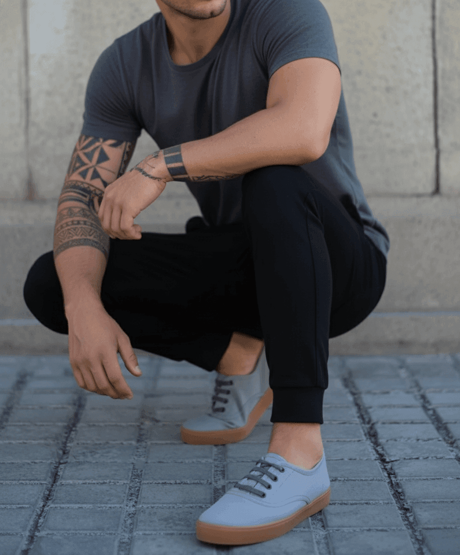 Happy Luck generado con IA - modelo masculino con las mismas zapatillas grises