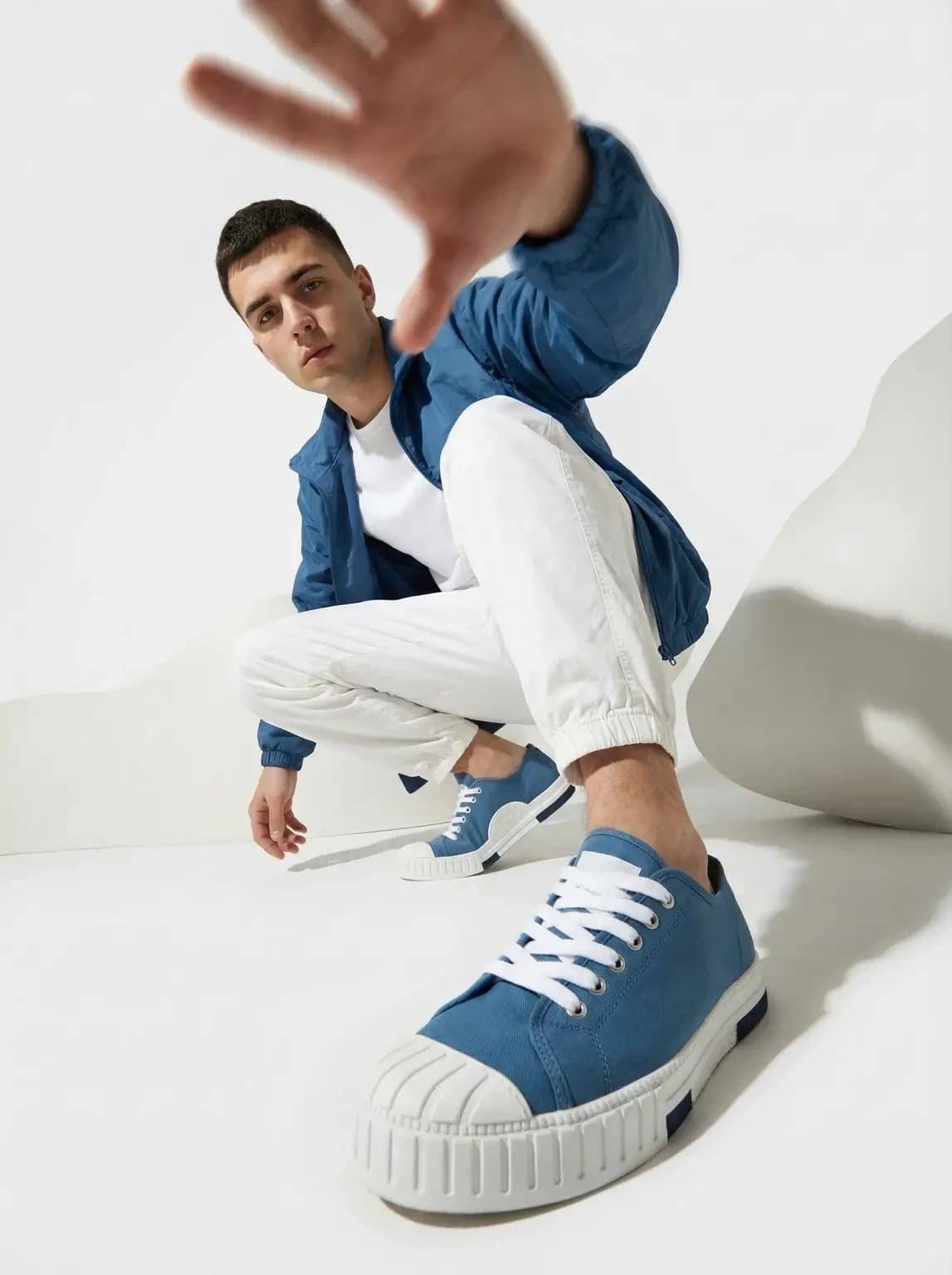 Imagen generada con IA - Modelo masculino con zapatillas Tórtola azules, look casual