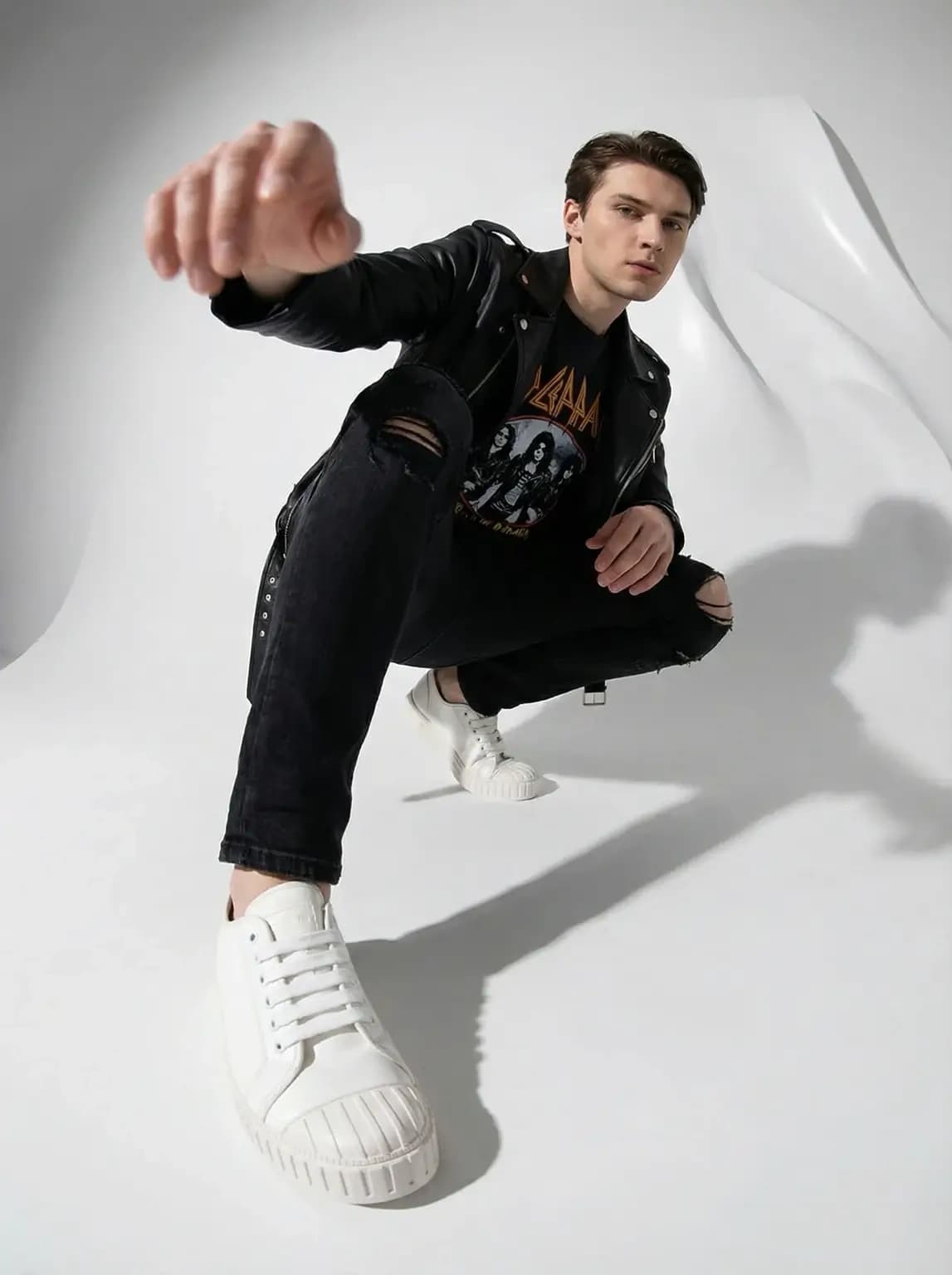 Imagen generada con IA - Modelo masculino con zapatillas Tórtola blancas, estilo rockero