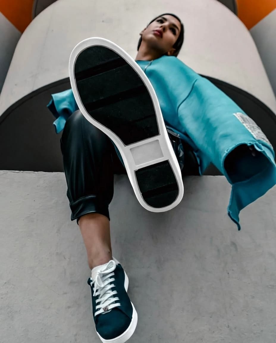 Shooting VSTRASH en París - modelo con zapatillas sostenibles
